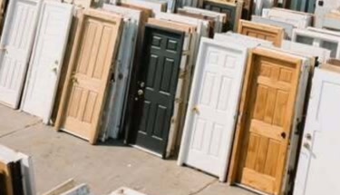 Tout ce qu’il faut savoir sur les portes et fenêtres en 2026 : options, avantages et solutions de réparation.