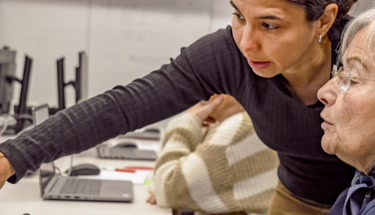 Guía de Becas para Cursos de Informática en la Tercera Edad: Acceso a la Educación Digital.