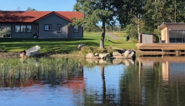 Angelhütte direkt am Wasser — Kurzguide zu Lage, Ausstattung und Angelerlebnis
