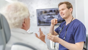 Jeg trenger tannimplantater men har ikke råd: hva dekker HELFO? (guide)