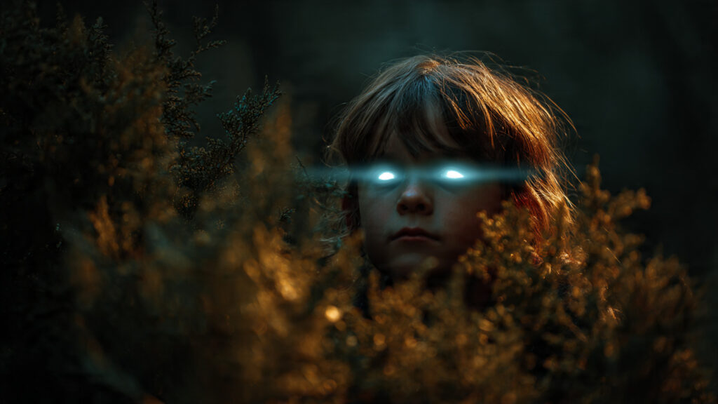 10 Bewildering Photos That Are Not Quite What They Seem The Child With Glowing Eyes